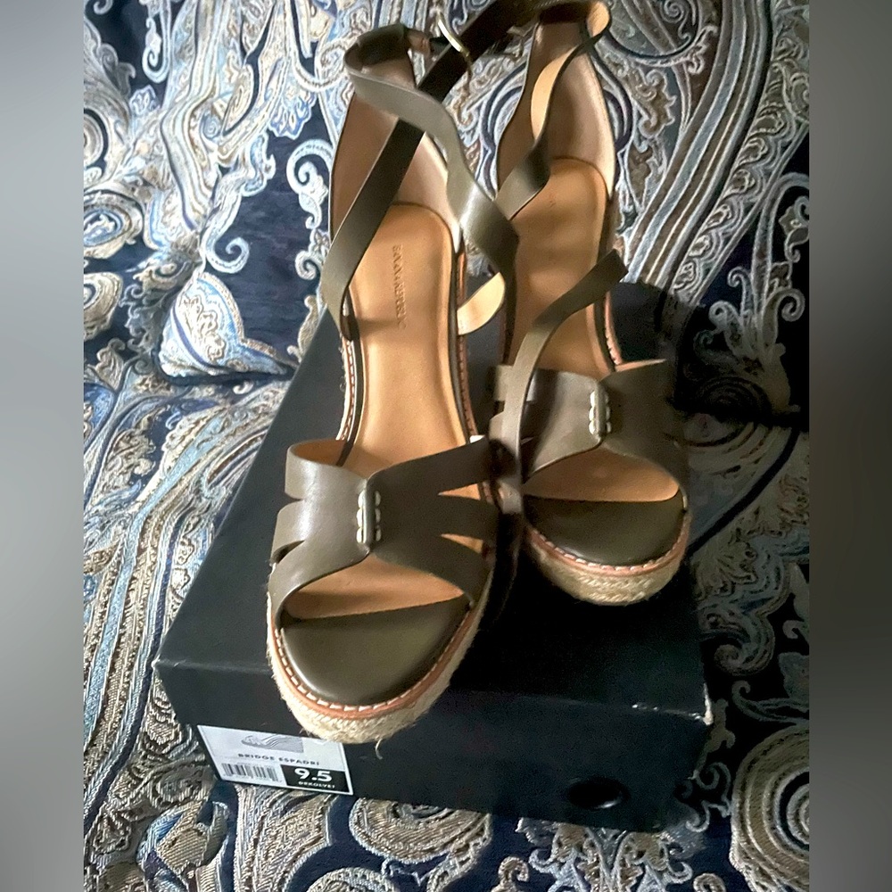 Brand new in box-Bananas republic Stylish Olive Green Women's Sandals